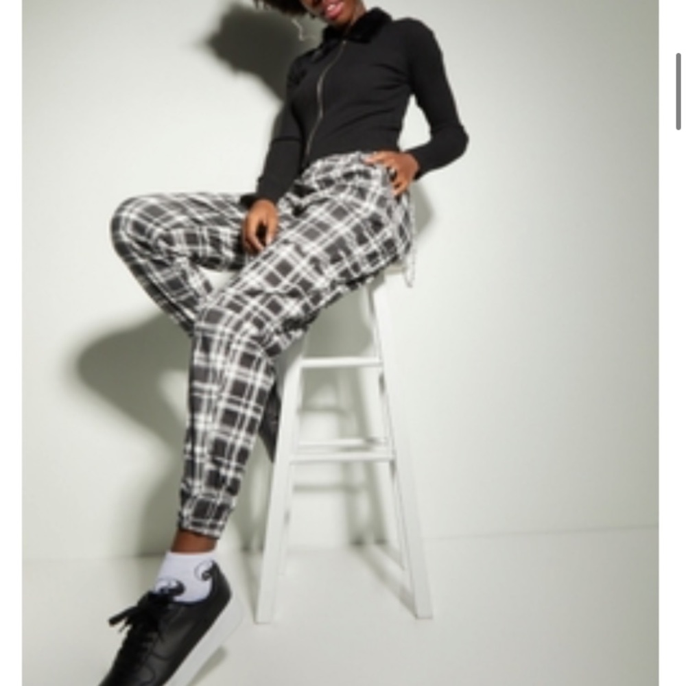 ⭐️Black & White Plaid Checkered Cargo Pants M NWOT